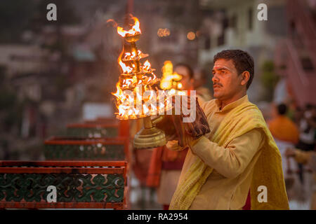 Cérémonie du Feu traditionnel à Rishikesh, Inde Indian man performing Pugea rituels. Banque D'Images