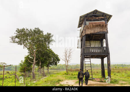 Deux hommes népalais à marcher vers le haut et l'affichage de la plate-forme de repos dans le centre de parc national de Chitwan, Kasara Chitwan, Népal, Asie Banque D'Images