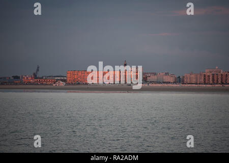 Vue générale de la ville Calais, France comme vu à partir d'un ferry en partance. Banque D'Images