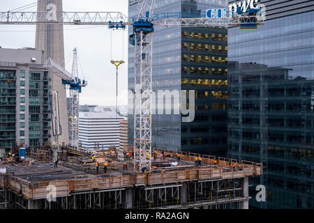 Une vue sur la Tour CN vus de Maple Leaf Square à Toronto, au Canada. Banque D'Images