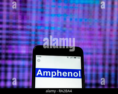 Câble fibre optique d'Amphenol logo de l'entreprise de fabrication vu affichée sur smart phone Banque D'Images