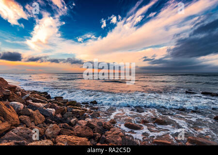 Mer avec les falaises, les vagues se briser sur les roches Banque D'Images