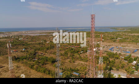 Vue aérienne des stations de ligne dans Bali, Indonésie. Tour de télécommunication, de communication sur la mer de la côte de l'antenne Banque D'Images