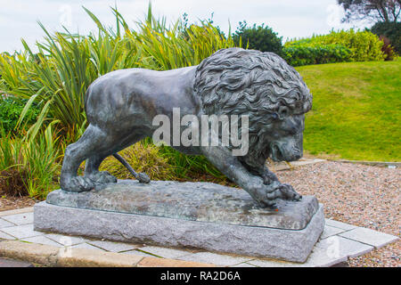 14 décembre 2018 une grande sculpture de métal bronze grandeur nature d'un lion sur le terrain de l'Slieve Donard Hotel dans le comté de Down en Irlande du Nord Banque D'Images