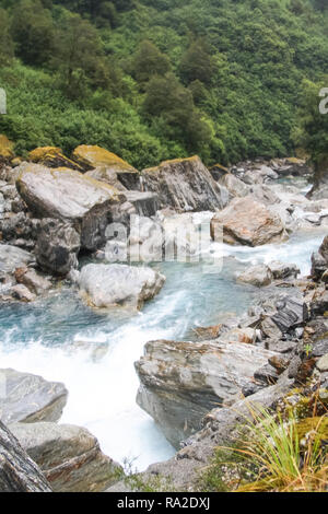 Rivière de montagne en Nouvelle-Zélande. Paysages de Nouvelle-Zélande Banque D'Images