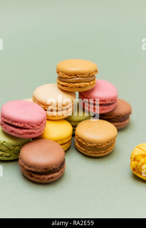 Vintage de couleur pastel ou macarons macarons français sur fond vert Banque D'Images