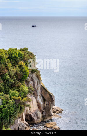 Vue du Belvédère à tête Pitt bateau dans l'océan, Te Pukatea boucle de raccordement, parc national Abel Tasman. Banque D'Images