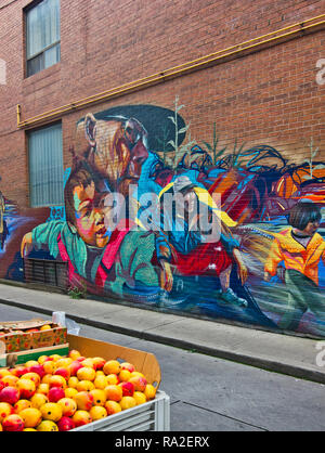 Peinture murale et des fruits pour la vente dans la rue du marché, Chinatown, Toronto, Ontario, Canada Banque D'Images