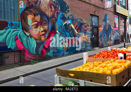 Peinture murale et des fruits pour la vente dans la rue du marché, Chinatown, Toronto, Ontario, Canada Banque D'Images