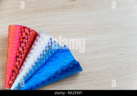 Rouge Blanc et bleu "dépilés" poppers parti sur un fond de bois Banque D'Images