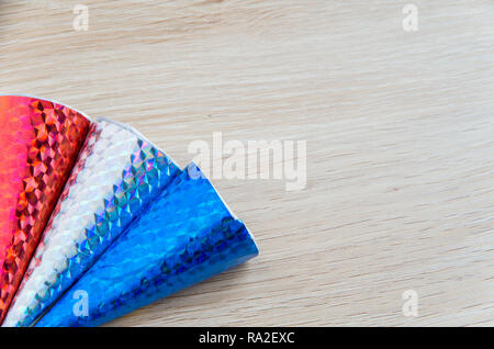 Rouge Blanc et bleu "dépilés" poppers parti sur un fond de bois Banque D'Images