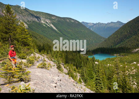 WA15623-00...WASHINGTON - Un goût à la fin de la piste maintenu sur la moraine du glacier Emmons surplombant la vallée de la rivière Blanche à Mount Rainier N Banque D'Images