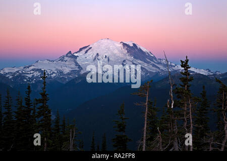 WA15646-00...WASHINGTON - Lever du soleil vu de la région du sommet de Crystal Mountain Resort dans le Mt. Baker-Snoqualmie National Forest.. Banque D'Images