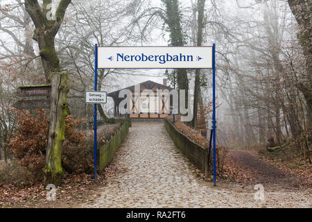 Wiesbaden / Allemagne - Décembre 2018 : La station de Nerobergbahn où l'ancienne gare de Wiesbaden arrive. Banque D'Images