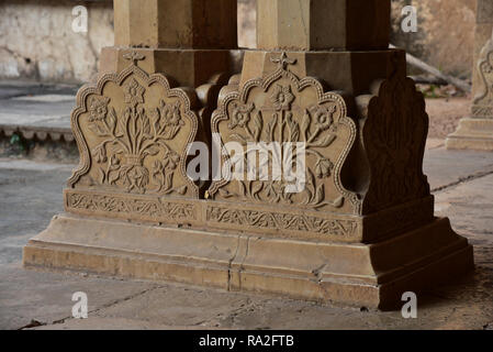Sculpté de style Rajput bases florales de piliers de pierre trouvés dans l'ensemble de la merveilleuse Garh Palace, Bundi, Rajasthan, Inde de l'Ouest, en Asie. Banque D'Images