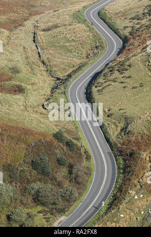 Une route sinueuse, dans la campagne de l'ouest du pays de Galles, Royaume-Uni. Banque D'Images