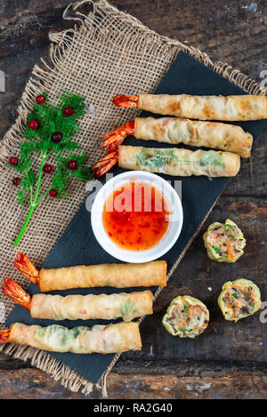 Gambas géantes et mini dim sum chinois avec sauce chili douce. Cuisine de fête idée. Vue d'en haut. Banque D'Images