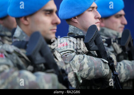 Bucarest, Roumanie - décembre 1, 2018 : soldats turcs, MPT 76 fusils d'exploitation (7,62 x 51 mm OTAN), prendre part à la Journée nationale roumaine milit Banque D'Images