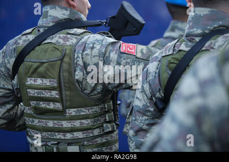 Bucarest, Roumanie - décembre 1, 2018 : soldats turcs, MPT 76 fusils d'exploitation (7,62 x 51 mm OTAN), prendre part à la Journée nationale roumaine milit Banque D'Images