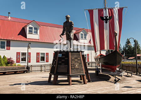 Les Sons of Norway Hall Fedrelandet Lodge et bateau viking dans Bojer Wikan Fishermens Memorial Park, l'île Mitkof à Pétersbourg, en Alaska. Petersburg réglé par immigrant norvégien Peter Buschmann est connue comme la Petite Norvège en raison de la forte proportion de personnes d'origine scandinave. Banque D'Images