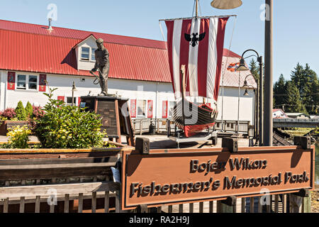 Les Sons of Norway Hall Fedrelandet Lodge et bateau viking dans Bojer Wikan Fishermens Memorial Park, l'île Mitkof à Pétersbourg, en Alaska. Petersburg réglé par immigrant norvégien Peter Buschmann est connue comme la Petite Norvège en raison de la forte proportion de personnes d'origine scandinave. Banque D'Images