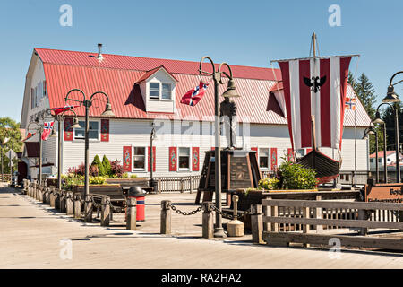 Les Sons of Norway Hall Fedrelandet Lodge et bateau viking dans Bojer Wikan Fishermens Memorial Park, l'île Mitkof à Pétersbourg, en Alaska. Petersburg réglé par immigrant norvégien Peter Buschmann est connue comme la Petite Norvège en raison de la forte proportion de personnes d'origine scandinave. Banque D'Images