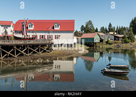 Les Sons of Norway Hall Fedrelandet Lodge, Viking Ship et Bojer Wikan Fishermens Memorial Park sur Hammer Slough à Pétersbourg, île Mitkof, en Alaska. Petersburg réglé par immigrant norvégien Peter Buschmann est connue comme la Petite Norvège en raison de la forte proportion de personnes d'origine scandinave. Banque D'Images