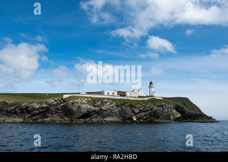 L'un des phares Stevenson sur l'île de Bressay dans les îles Shetland d'Écosse par une belle journée ensoleillée en été Banque D'Images