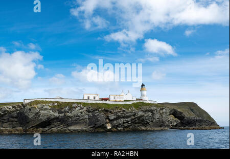 L'un des phares Stevenson sur l'île de Bressay dans les îles Shetland d'Écosse par une belle journée ensoleillée en été Banque D'Images