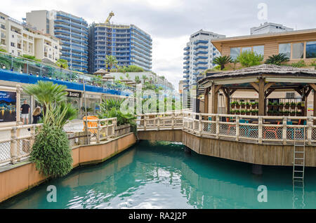 Gibraltar, territoire britannique d'outre-mer - 8 novembre, 2018 : Marina Bay Square dans le Village de l'océan avec le restaurant Las Guanas et résidentiel apart Banque D'Images