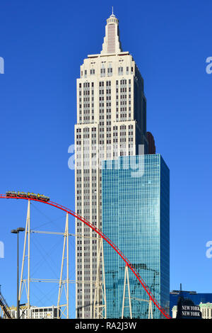 Voir des bâtiments regroupés pour représenter l'État de New York, New York Hotel and Casino avec le Coney Island roller coaster en premier plan je Banque D'Images