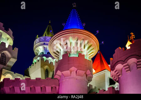 Un endroit bien éclairé la nuit, vue sur les tourelles colorés au sommet de l'Excalibur Hotel and Casino à Las Vegas, NV Banque D'Images