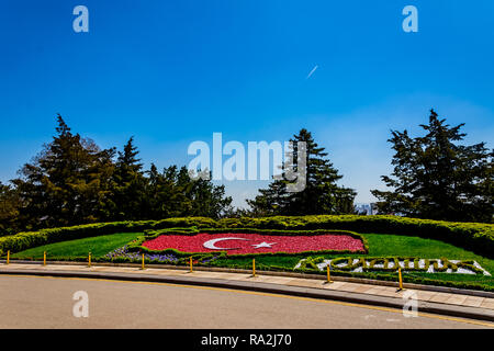 Beau drapeau turc de la plantes dans le parc en face de la tombe monumentale Banque D'Images