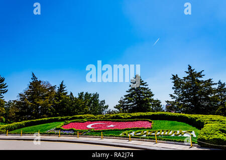 Beau drapeau turc de la plantes dans le parc en face de la tombe monumentale Banque D'Images