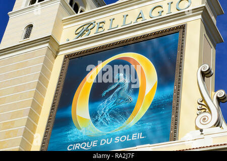 Un gros plan du chapiteau de la tour annonçant le spectacle « Circque du Soleil » au Bellagio Hotel and Casino sur le Strip de Las Vegas à Las Vegas, Nevada Banque D'Images