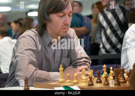 Saint-pétersbourg, Russie - 28 décembre 2018 : Le Grand Maître Gata Kamsky, USA participe à Salman King World Chess Championship 2018 rapide. Finalement il à Banque D'Images