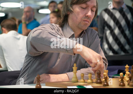 Saint-pétersbourg, Russie - 28 décembre 2018 : Le Grand Maître Gata Kamsky, USA participe à Salman King World Chess Championship 2018 rapide. Finalement il à Banque D'Images