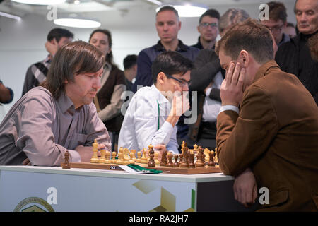 Saint-pétersbourg, Russie - 28 décembre 2018 : Le Grand Maître Gata Kamsky, USA (à gauche) participe à Salman King World Chess Championship 2018 rapide. Eventuall Banque D'Images