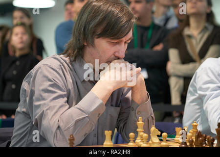 Saint-pétersbourg, Russie - 28 décembre 2018 : Le Grand Maître Gata Kamsky, USA participe à Salman King World Chess Championship 2018 rapide. Finalement il à Banque D'Images