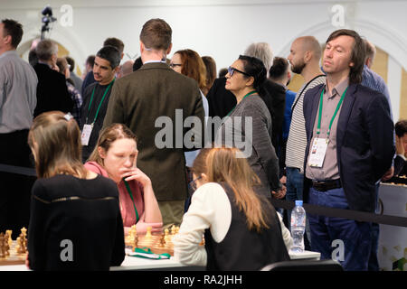 Saint-pétersbourg, Russie - 28 décembre 2018 : Le Grand Maître Gata Kamsky, USA (à droite) Montres femme participer à la ronde finale du Roi Salman Monde C rapide Banque D'Images