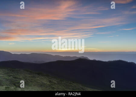 Vue sur le coucher du soleil de Sweeney Ridge haut et l'océan Pacifique. Banque D'Images