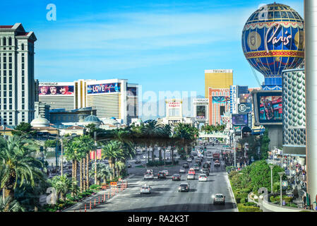 Voir la circulation élevée sur le Strip de Las Vegas avec de nombreux hôtels et casinos et palmiers de la célèbre route de Las Vegas, NV Banque D'Images