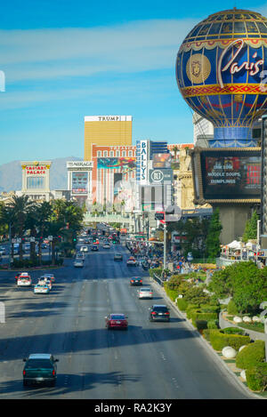 Voir la circulation élevée sur le Strip de Las Vegas avec de nombreux hôtels et casinos et palmiers de la célèbre route de Las Vegas, NV Banque D'Images