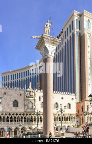 En haut d' une Flueted colonne, une réplique de patron Saint Théodore est recréé dans la place Saint Marc au Venetian Las Vegas Resort Hotel and Casino Banque D'Images