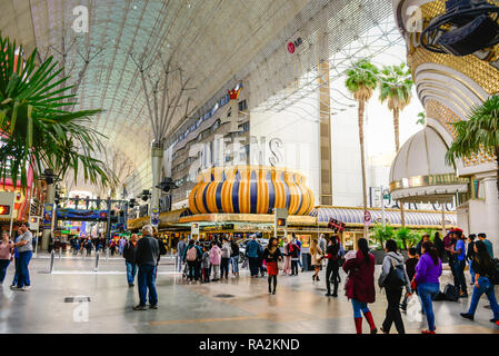 Les 4 Reines et Golden Nugget Hotel et casinos comme vu sous le canon à valuted couvert de la célèbre Fremont Street Experience avec les gens déambuler Banque D'Images