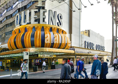 Les gens se promener près de l'entrée de la 4 Queens Hotel and Casino sur le Fremont Street Experience au centre-ville de Las Vegas, NV Banque D'Images
