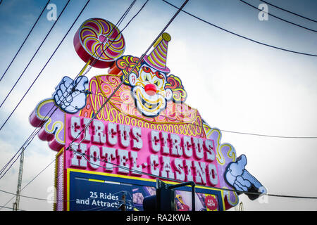 En néon dans journée du Circus Circus Hotel and Casino, à Las Vegas, NV avec son clown en plein air entouré par des signes généraux les lignes électriques Banque D'Images