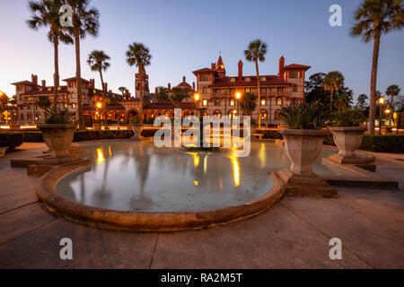 Saint Augustine, Floride, États-Unis - 30 octobre 2018 : Belle fontaine dans Lightner Museum lors d'un coucher de soleil. Banque D'Images