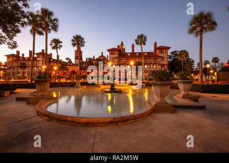 Saint Augustine, Floride, États-Unis - 30 octobre 2018 : Belle fontaine dans Lightner Museum lors d'un coucher de soleil. Banque D'Images