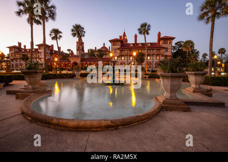 Saint Augustine, Floride, États-Unis - 30 octobre 2018 : Belle fontaine dans Lightner Museum lors d'un coucher de soleil. Banque D'Images